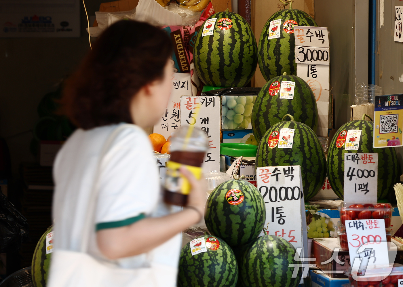 (서울=뉴스1) 김민지 기자 = 짧은 장마와 기록적인 폭염으로 여름 제철 과채류 가격이 큰 폭으로 오르고 있는 가운데 10일 서울의 한 전통시장에 수박이 진열돼 있다.이날 한국농수 …