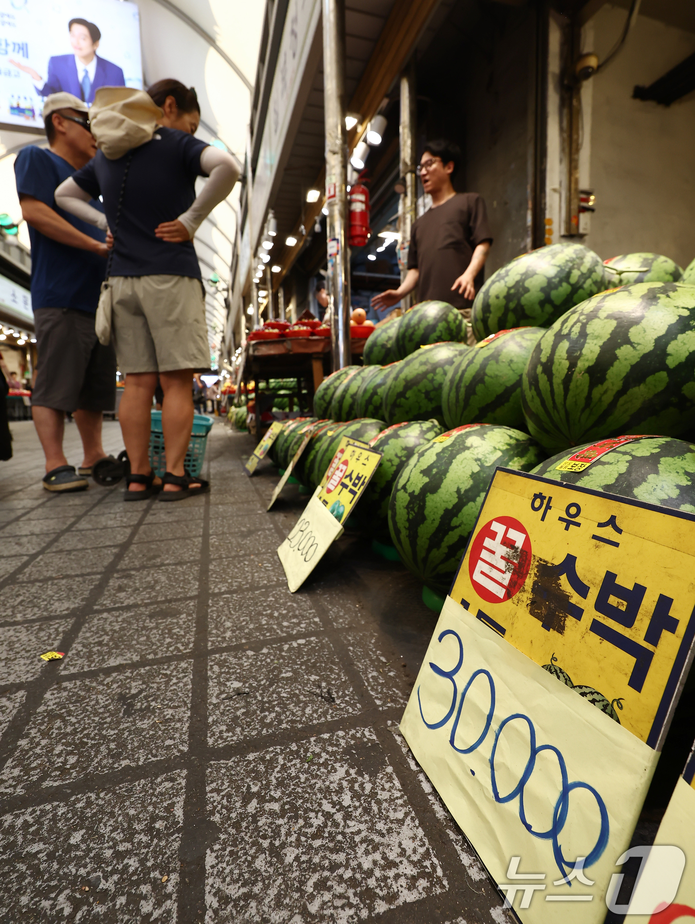 (서울=뉴스1) 김민지 기자 = 짧은 장마와 기록적인 폭염으로 여름 제철 과채류 가격이 큰 폭으로 오르고 있는 가운데 10일 서울의 한 전통시장에서 시민들이 수박을 고르고 있다.이 …