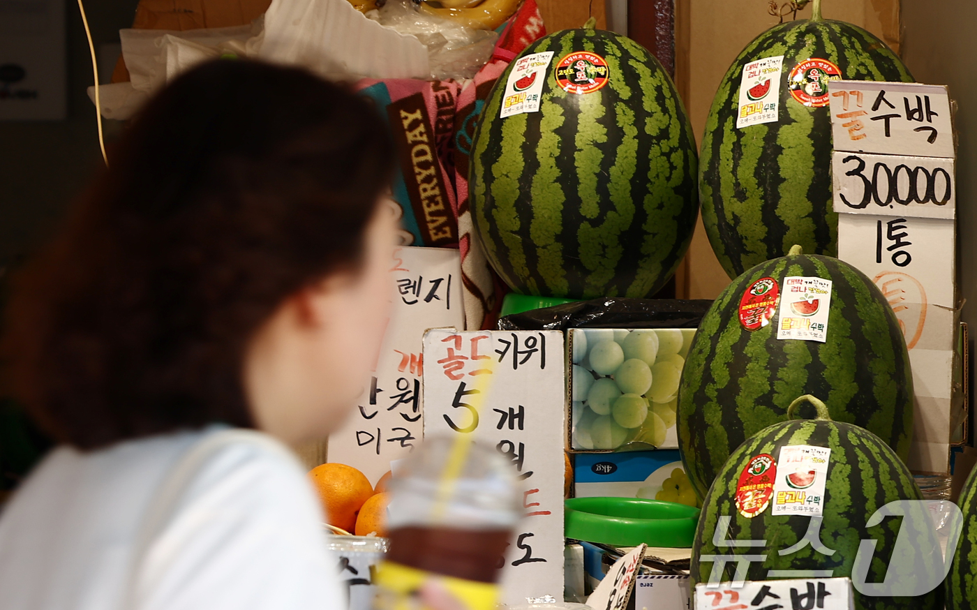 (서울=뉴스1) 김민지 기자 = 짧은 장마와 기록적인 폭염으로 여름 제철 과채류 가격이 큰 폭으로 오르고 있는 가운데 10일 서울의 한 전통시장에 수박이 진열돼 있다.이날 한국농수 …