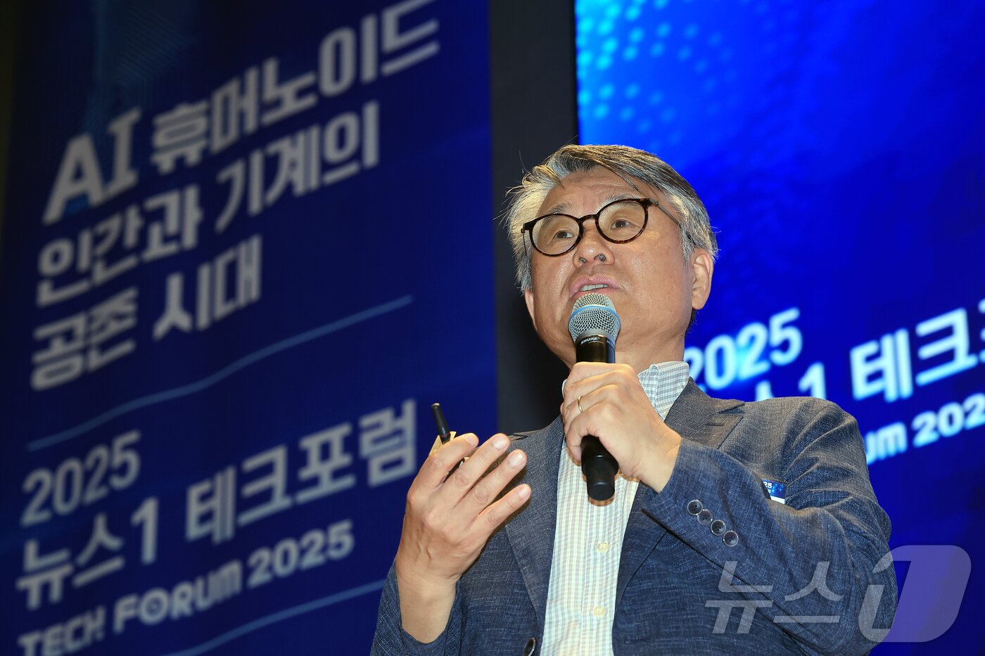 본문 이미지 - 윤명환 서울대학교 산업시스템혁신연구소 소장이 10일 서울 여의도 한국거래소 콘퍼런스홀에서 &#39;AI 휴머노이드, 인간과 기계의 공존 시대&#39;를 주제로 열린 2025 뉴스1 테크포럼&#40;NTF&#41;에서 &#39;인간-로봇 상호작용 -공존의 문화적 조건&#39;에 대해 주제강연을 하고 있다. 2025.7.10/뉴스1 ⓒ News1 박정호 기자