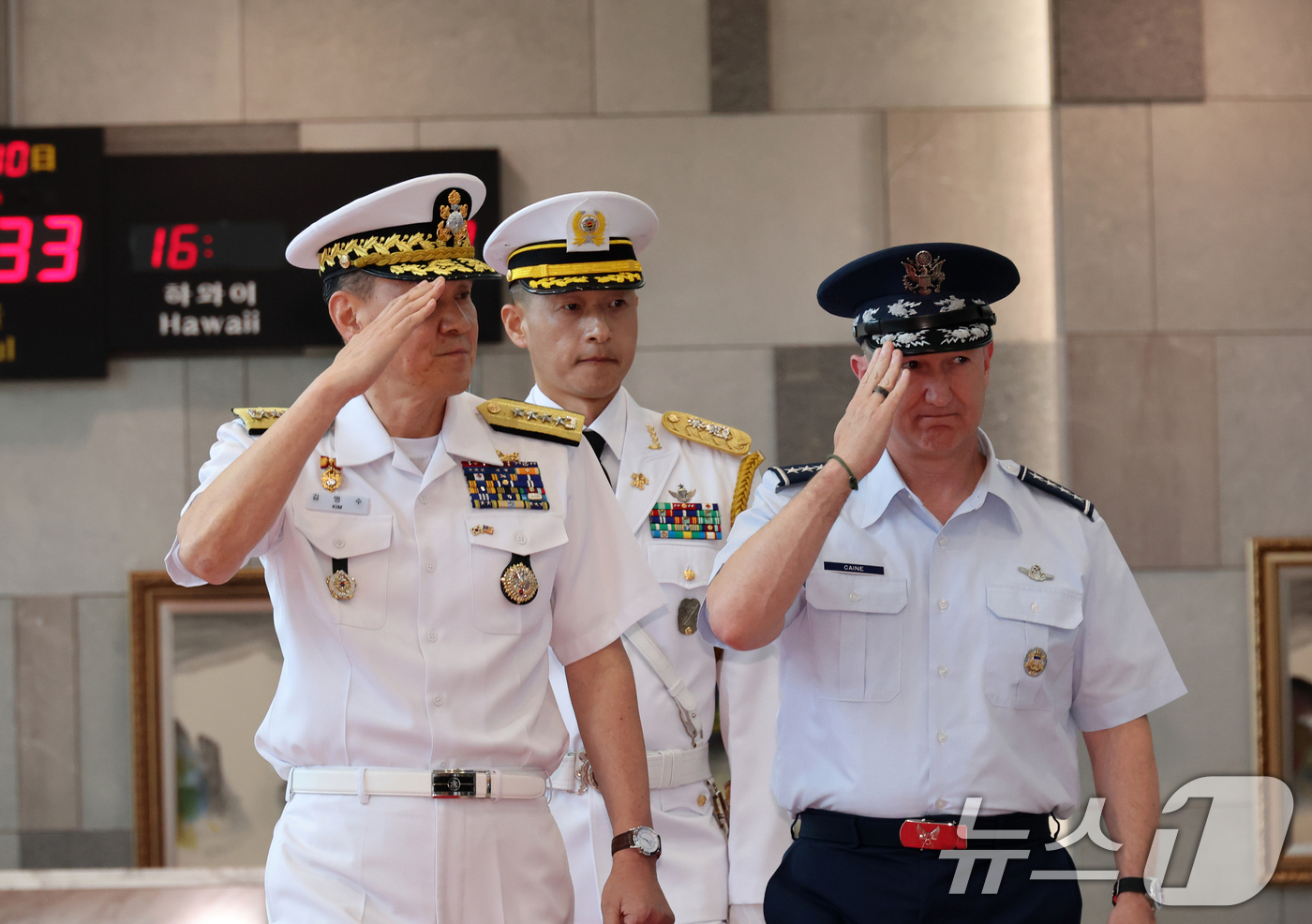 (서울=뉴스1) 황기선 기자 = 김명수 합동참모본부 의장과 존 다니엘 케인 미국 합참의장이 10일 오후 서울 용산구 합참청사에서 열린 미국 합참의장 의장행사에서 경례를 하고 있다. …