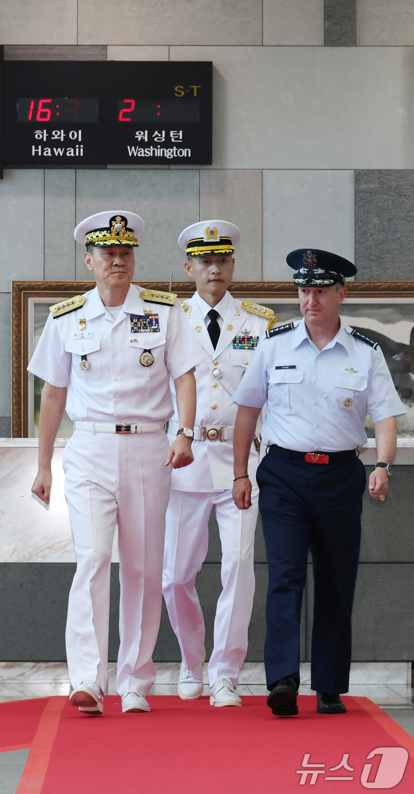 (서울=뉴스1) 황기선 기자 = 김명수 합동참모본부 의장과 존 다니엘 케인 미국 합참의장이 10일 오후 서울 용산구 합참청사에서 열린 미국 합참의장 의장행사에서 함께 이동하고 있다 …