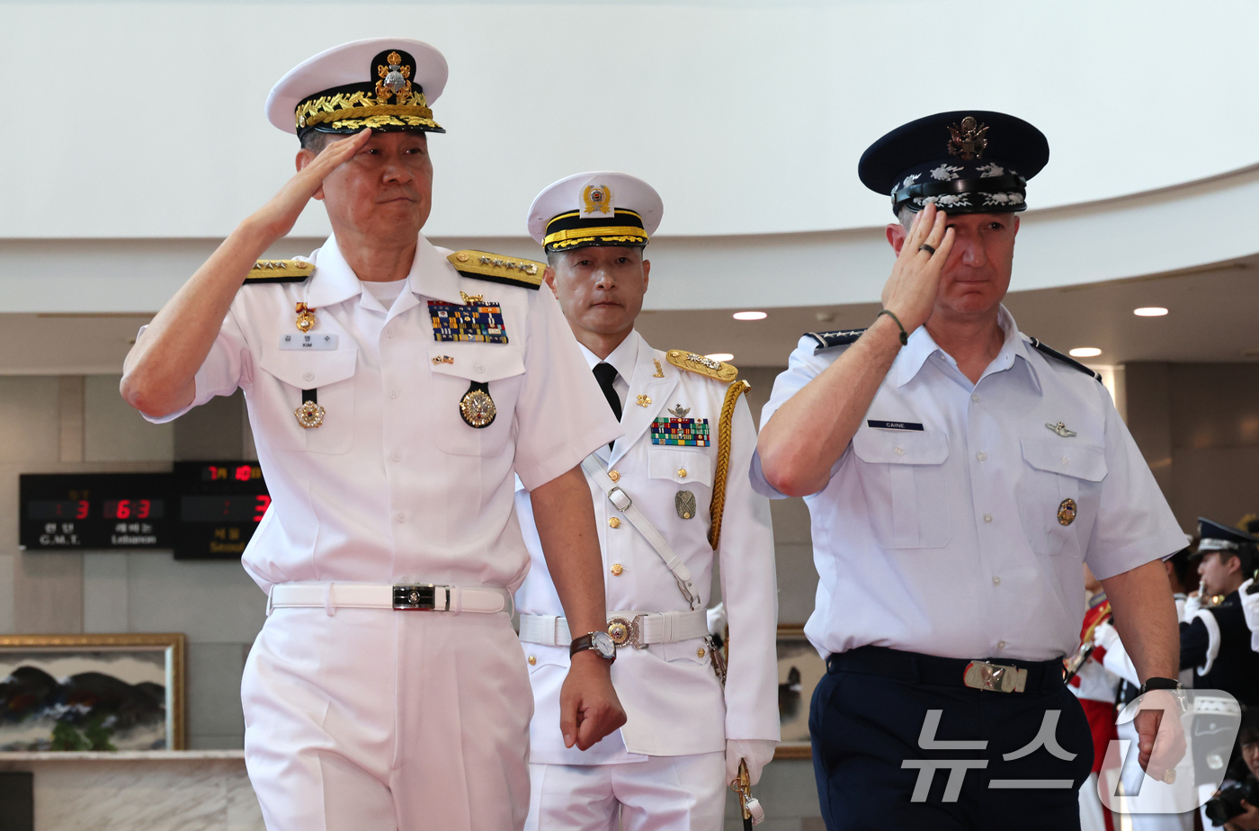 (서울=뉴스1) 황기선 기자 = 김명수 합동참모본부 의장과 존 다니엘 케인 미국 합참의장이 10일 오후 서울 용산구 합참청사에서 열린 미국 합참의장 의장행사에서 경례를 하고 있다. …