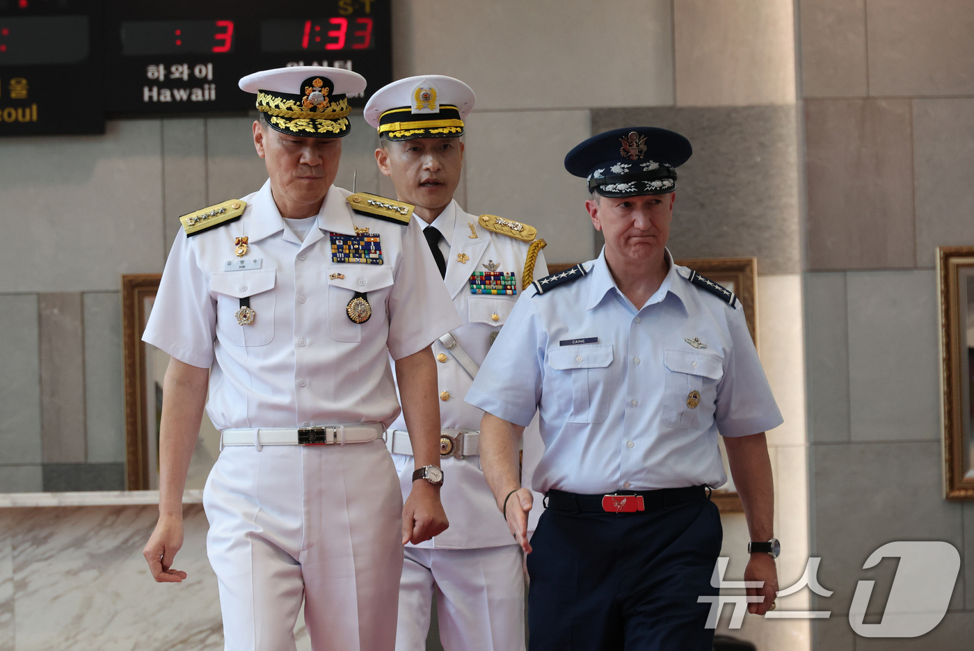 (서울=뉴스1) 황기선 기자 = 김명수 합동참모본부 의장과 존 다니엘 케인 미국 합참의장이 10일 오후 서울 용산구 합참청사에서 열린 미국 합참의장 의장행사에서 함께 이동하고 있다 …