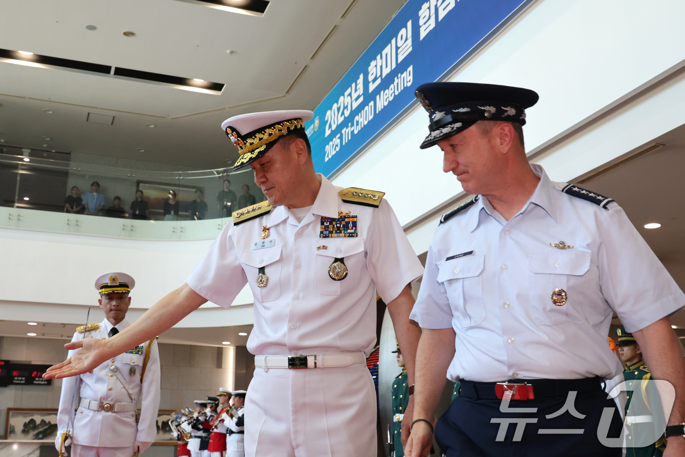 (서울=뉴스1) 황기선 기자 = 김명수 합동참모본부 의장과 존 다니엘 케인 미국 합참의장이 10일 오후 서울 용산구 합참청사에서 열린 미국 합참의장 의장행사에서 함께 이동하고 있다 …