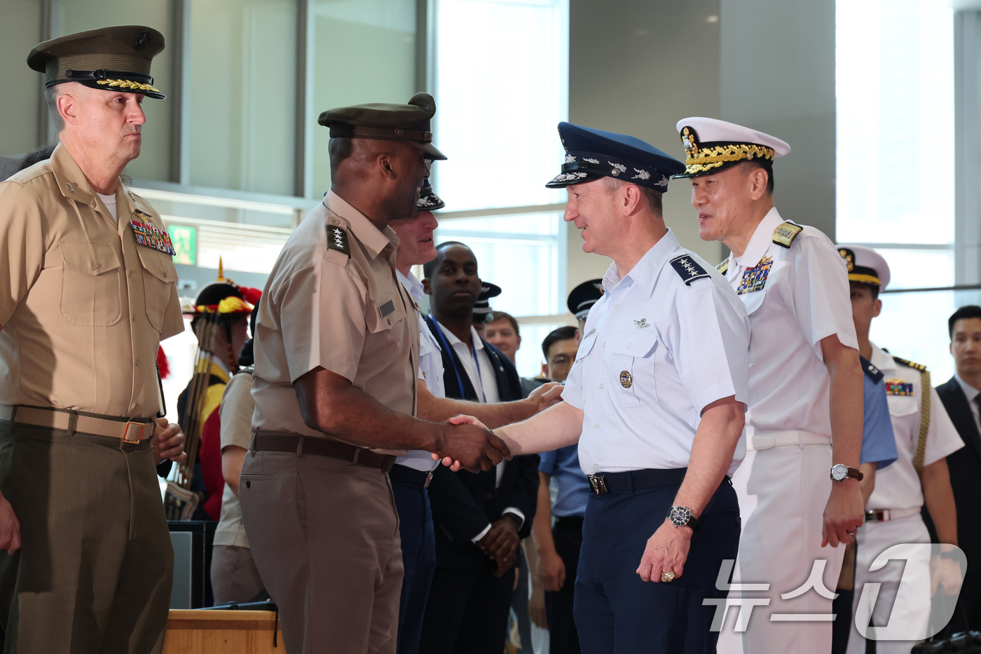 (서울=뉴스1) 황기선 기자 = 김명수 합동참모본부 의장과 존 다니엘 케인 미국 합참의장이 10일 오후 서울 용산구 합참청사에서 열린 미국 합참의장 의장행사에서 미군 측 참석자들과 …