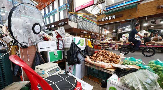 연일 이어지는 폭염에 시장도 썰렁
