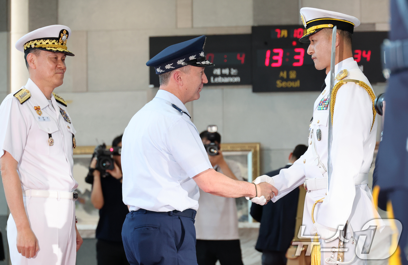 (서울=뉴스1) 황기선 기자 = 김명수 합동참모본부 의장과 존 다니엘 케인 미국 합참의장이 10일 오후 서울 용산구 합참청사에서 열린 미국 합참의장 의장행사에서 의장대와 인사를 나 …