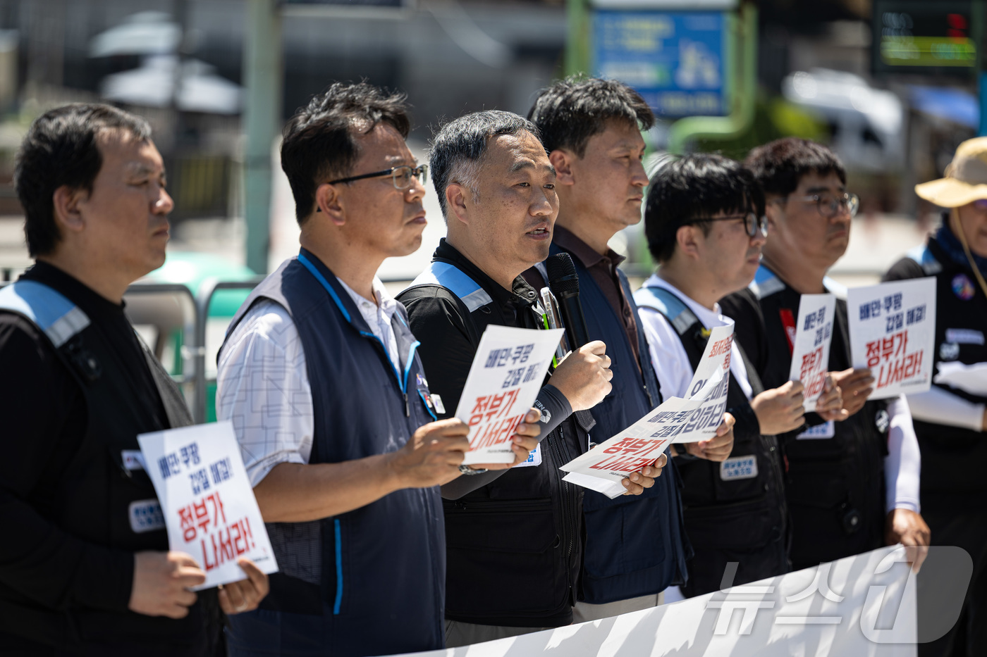 (서울=뉴스1) 이재명 기자 = 민주노총 서비스연맹 배달플랫폼 노동조합원들이 10일 오후 서울 용산구 대통령실 앞에서 열린 배달노동자 7·16 총파업 선언 기자회견에서 발언을 하고 …