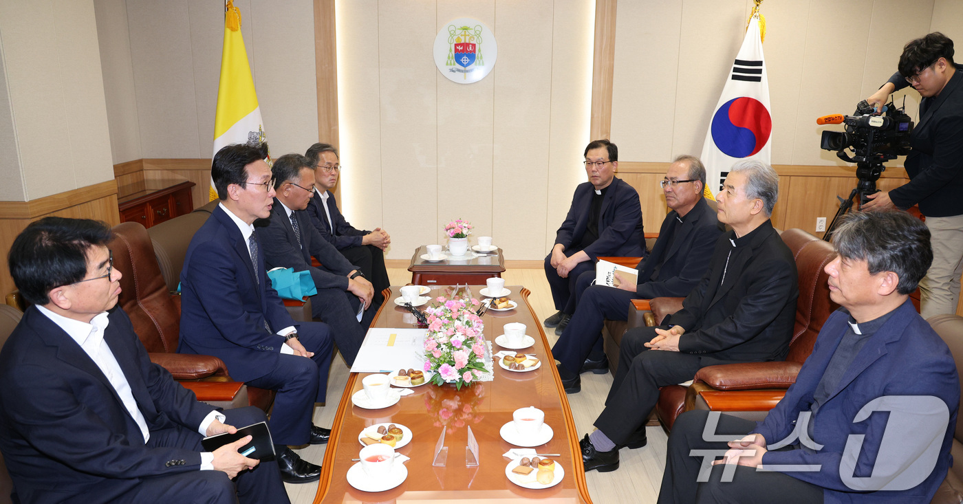 (수원=뉴스1) 신웅수 기자 = 김민석 국무총리가 10일 오후 경기 수원시 천주교수원교구청에서 한국천주교주교회의 의장인 이용훈 주교를 예방하고 있다. 2025.7.10/뉴스1