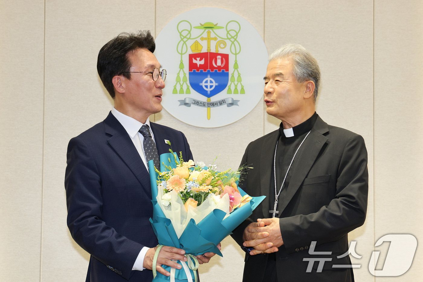 (수원=뉴스1) 신웅수 기자 = 김민석 국무총리가 10일 오후 경기 수원시 천주교수원교구청에서 한국천주교주교회의 의장인 이용훈 주교를 예방하고 있다. 2025.7.10/뉴스1