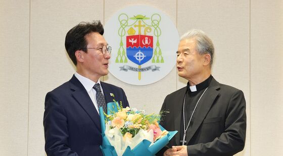 대화나누는 김민석 총리·이용훈 주교