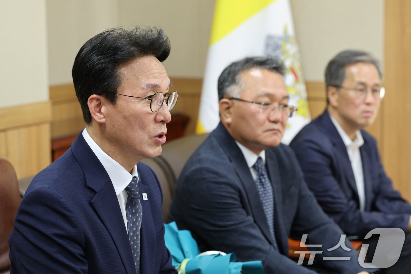 (수원=뉴스1) 신웅수 기자 = 김민석 국무총리가 10일 오후 경기 수원시 천주교수원교구청에서 한국천주교주교회의 의장인 이용훈 주교를 예방하고 있다. 2025.7.10/뉴스1