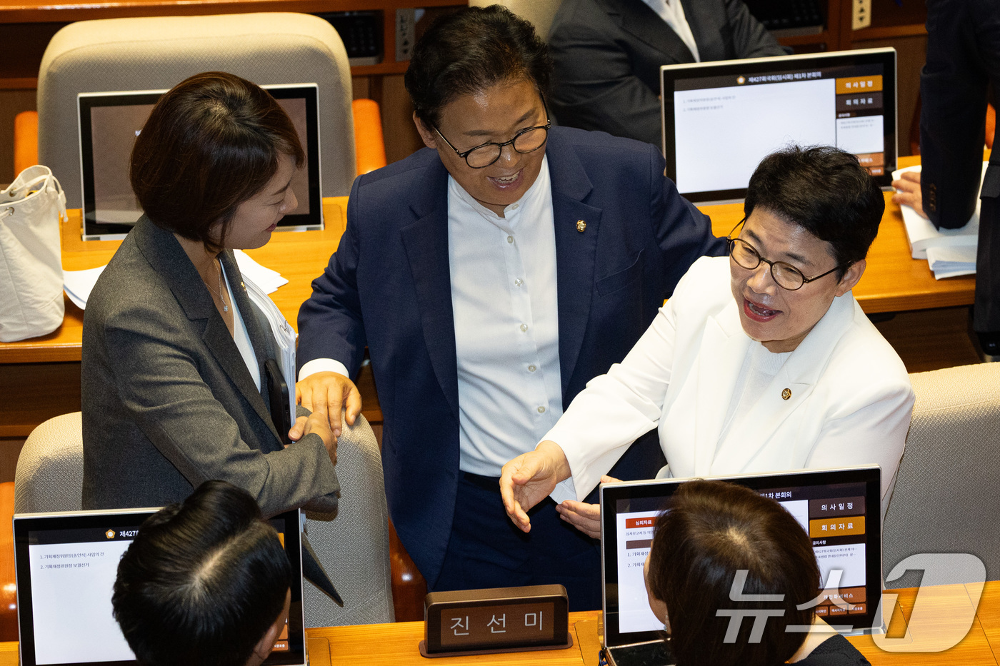 (서울=뉴스1) 유승관 기자 = 첫 국회 여성 기획재정위원장으로 내정된 임이자 국민의힘 의원이 10일 서울 여의도 국회에서 열린 제427회 국회(임시회) 제1차 본회의에서 더불어민 …