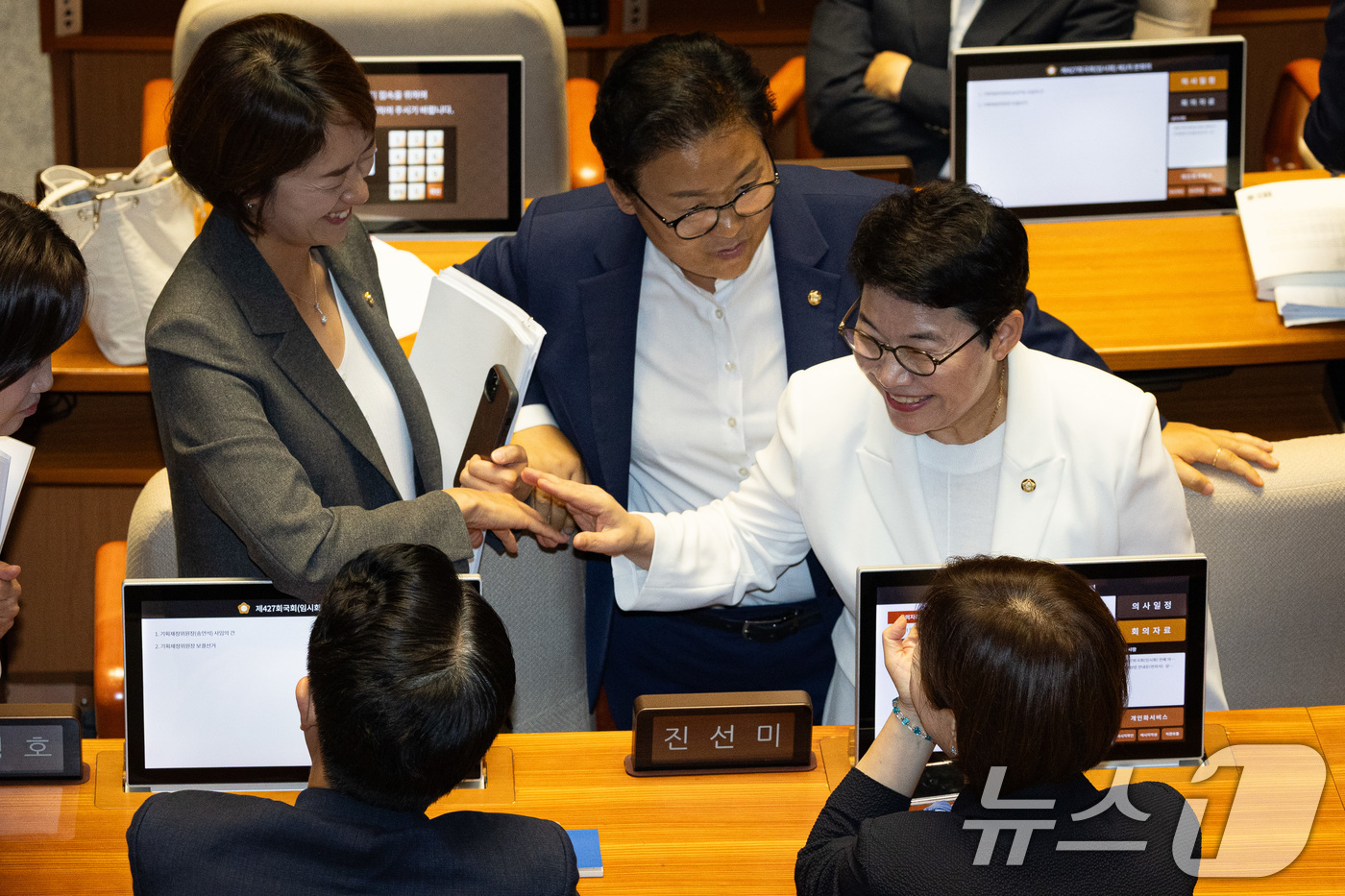 (서울=뉴스1) 유승관 기자 = 첫 국회 여성 기획재정위원장으로 내정된 임이자 국민의힘 의원이 10일 서울 여의도 국회에서 열린 제427회 국회(임시회) 제1차 본회의에서 더불어민 …