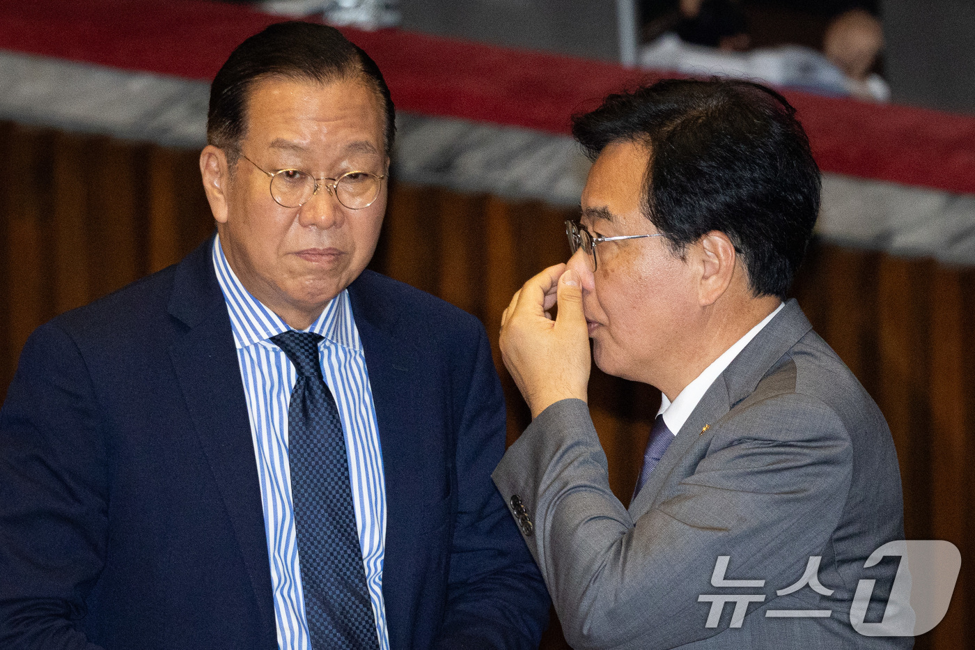 (서울=뉴스1) 유승관 기자 = 송언석 국민의힘 비상대책위원장 겸 원내대표가 10일 서울 여의도 국회에서 열린 제427회 국회(임시회) 제1차 본회의에서 권영세 의원과 대화하고 있 …