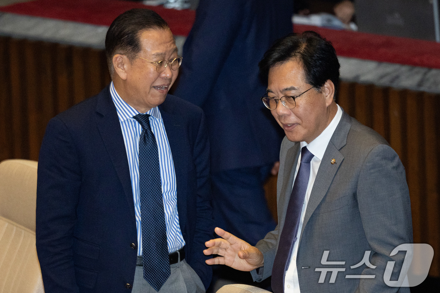 (서울=뉴스1) 유승관 기자 = 송언석 국민의힘 비상대책위원장 겸 원내대표가 10일 서울 여의도 국회에서 열린 제427회 국회(임시회) 제1차 본회의에서 권영세 의원과 대화하고 있 …