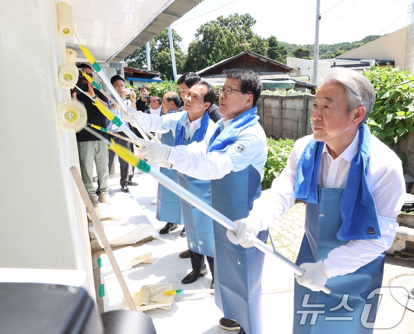 (서울=뉴스1) = 강호동 농협중앙회장이 임호선 국회의원, 조병옥 음성군수, 봉사자들과 함께 10일 충북 음성군 비성마을에서 열린 '사랑의 집고치기 농가희망 봉사활동'에서 담장 도 …