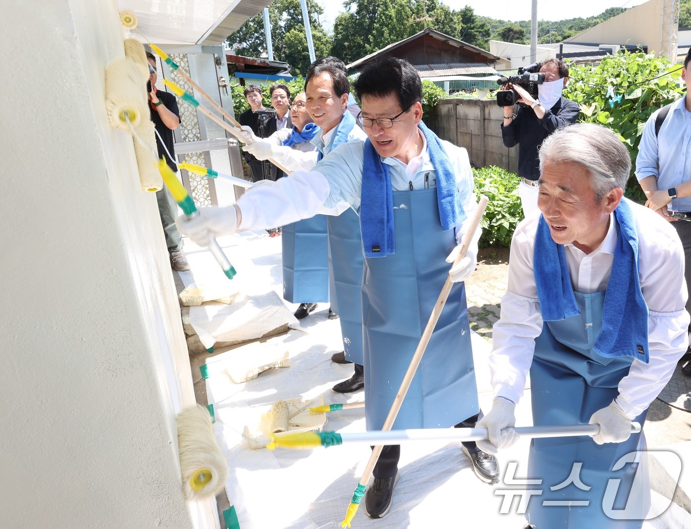 (서울=뉴스1) = 강호동 농협중앙회장이 임호선 국회의원, 조병옥 음성군수, 봉사자들과 함께 10일 충북 음성군 비성마을에서 열린 '사랑의 집고치기 농가희망 봉사활동'에서 담장 도 …