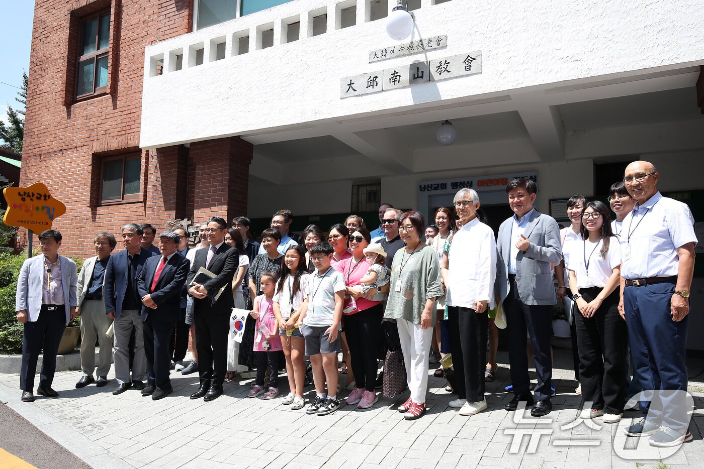 본문 이미지 - 독립운동가 김태련&#40;1883~1934&#41; 선생의 후손들이 10일 대구남산교회를 찾아 기념촬영을 하고 있다. 2025.7.10/뉴스1 ⓒ News1 공정식 기자