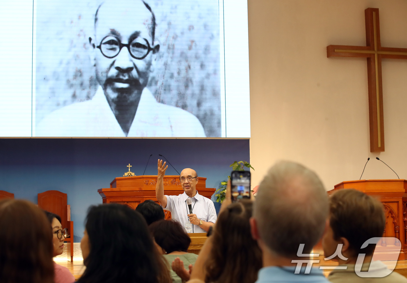 (대구=뉴스1) 공정식 기자 = 독립운동가 김태련(1883~1934) 선생의 국내외 후손들이 10일 대구 중구 대구남산교회를 찾아 후손 대표 최훈진(79·김태련 선생 외손자) 목사 …
