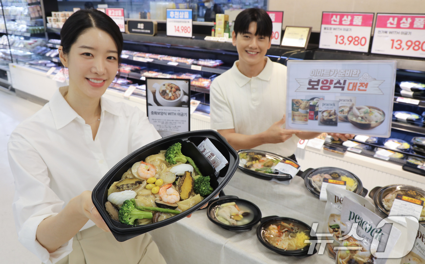 (서울=뉴스1) = 이마트가 초복을 맞이해 불도장·전가복·산라탕 등 고급 중화 보양요리를 새롭게 선보였다고 10일 밝혔다.10일 서울 용산구 이마트 용산점에서 모델들이 이색 초복 …