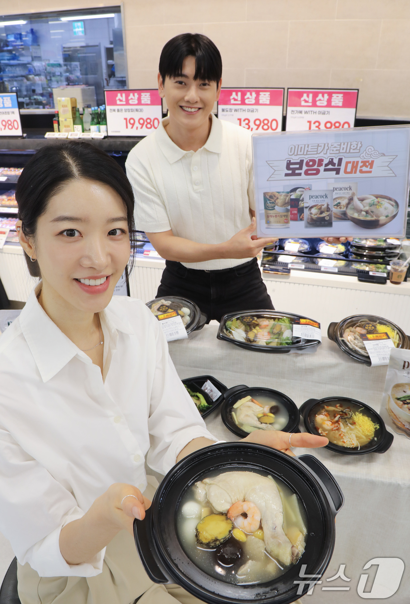 (서울=뉴스1) = 이마트가 초복을 맞이해 불도장·전가복·산라탕 등 고급 중화 보양요리를 새롭게 선보였다고 10일 밝혔다.10일 서울 용산구 이마트 용산점에서 모델들이 이색 초복 …