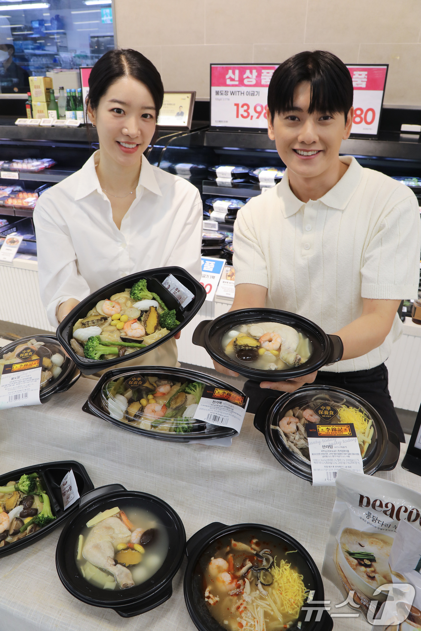 (서울=뉴스1) = 이마트가 초복을 맞이해 불도장·전가복·산라탕 등 고급 중화 보양요리를 새롭게 선보였다고 10일 밝혔다.10일 서울 용산구 이마트 용산점에서 모델들이 이색 초복 …