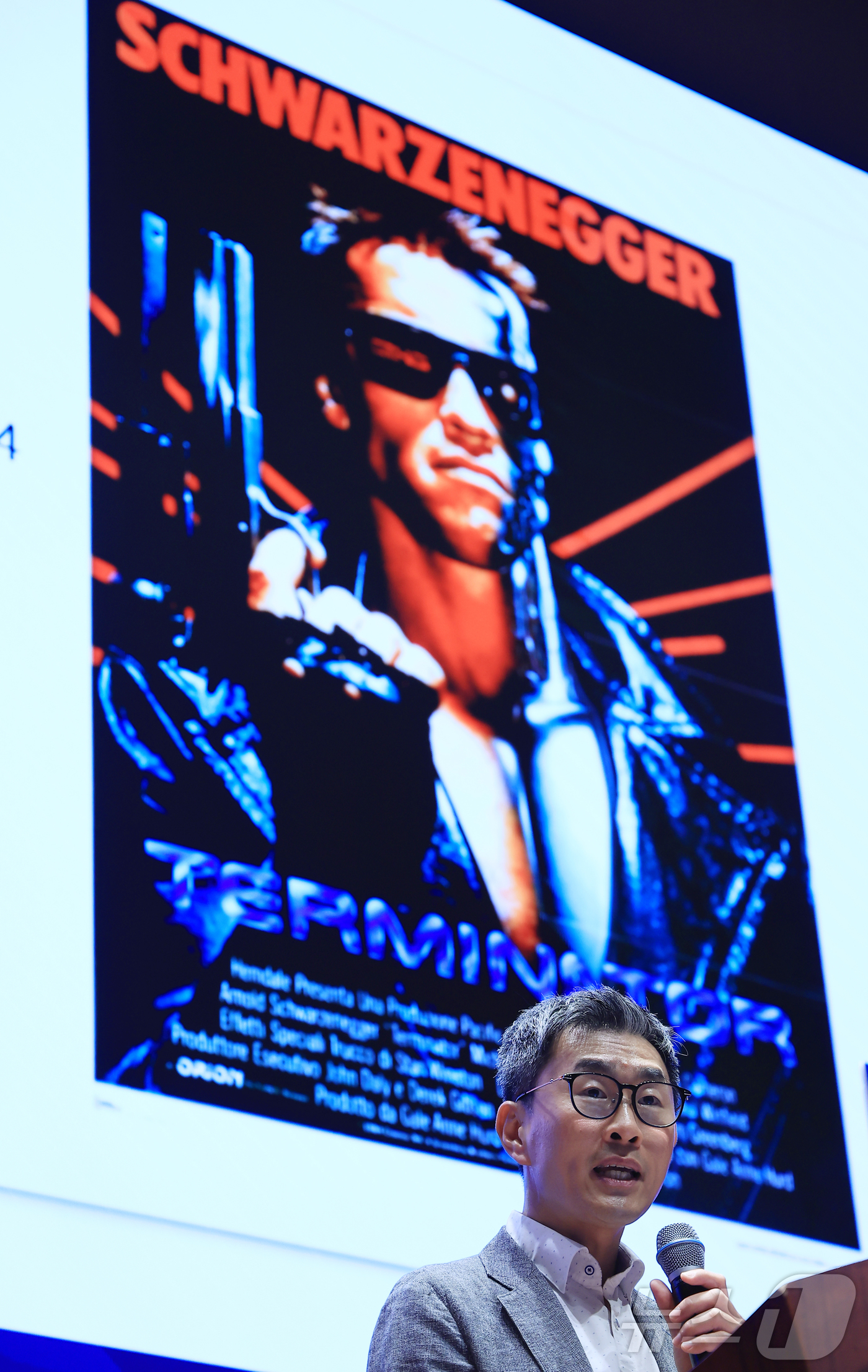 (서울=뉴스1) 박정호 기자 = 최경진 가천대학교 법과대학 교수가 10일 서울 여의도 한국거래소 컨퍼런스홀에서 'AI 휴머노이드, 인간과 기계의 공존 시대'를 주제로 열린 2025 …