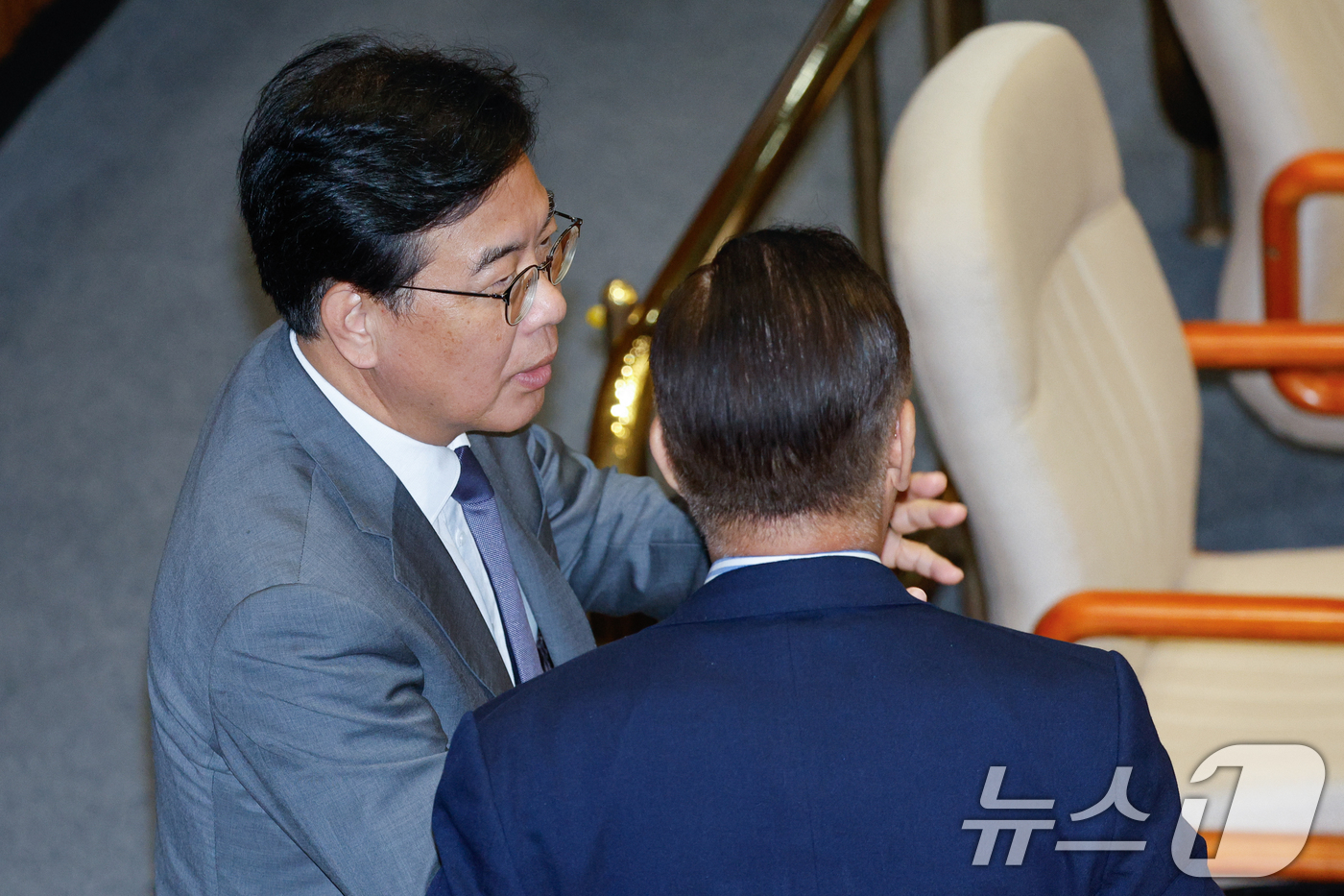 (서울=뉴스1) 안은나 기자 = 송언석 국민의힘 비상대책위원장 겸 원내대표가 10일 오후 서울 여의도 국회에서 열린 제427회국회(임시회) 제1차 본회의에서 권영세 의원과 대화하고 …