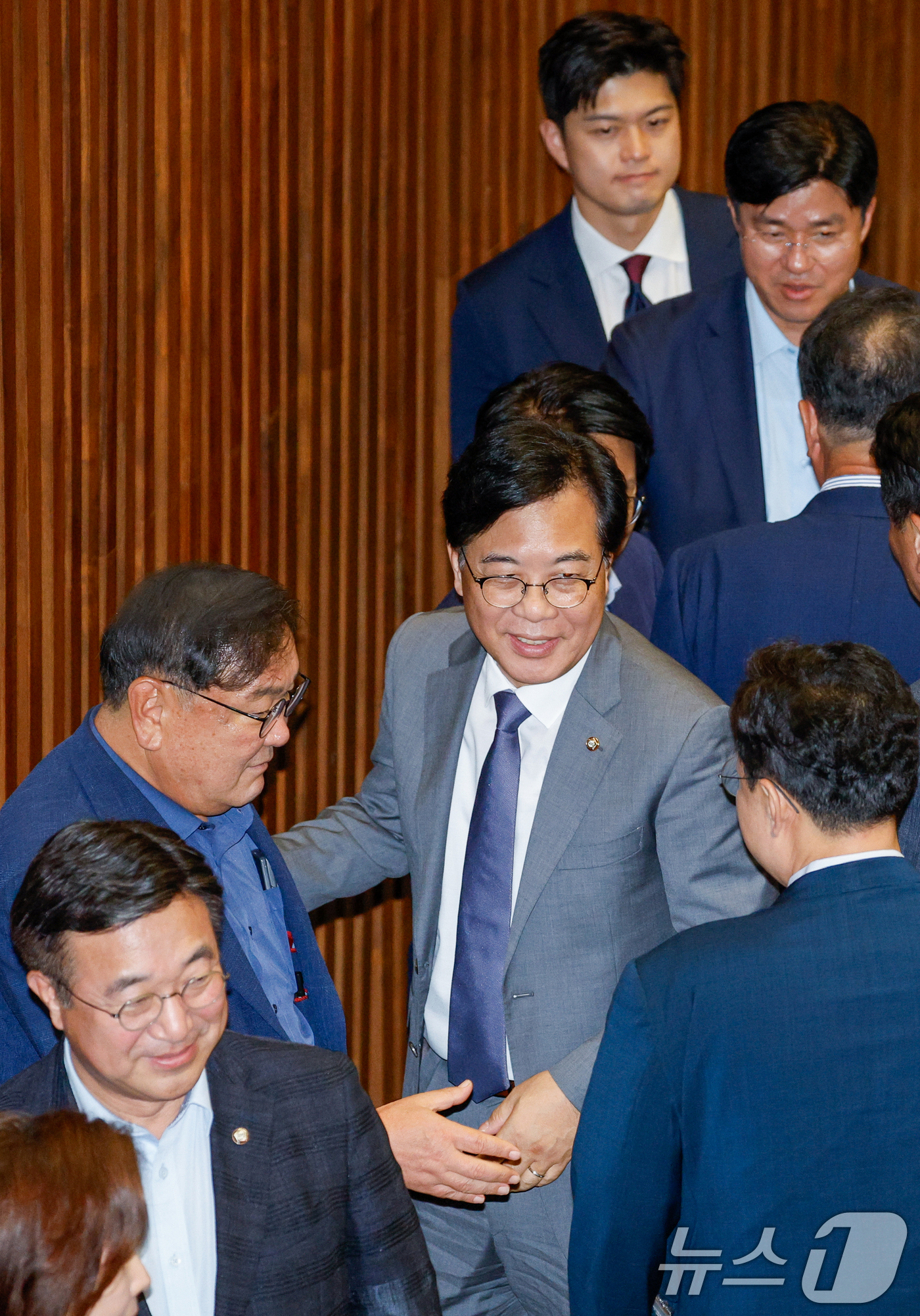 (서울=뉴스1) 안은나 기자 = 송언석 국민의힘 비상대책위원장 겸 원내대표가 10일 오후 서울 여의도 국회에서 열린 제427회국회(임시회) 제1차 본회의에서 김태년 더불어민주당 의 …