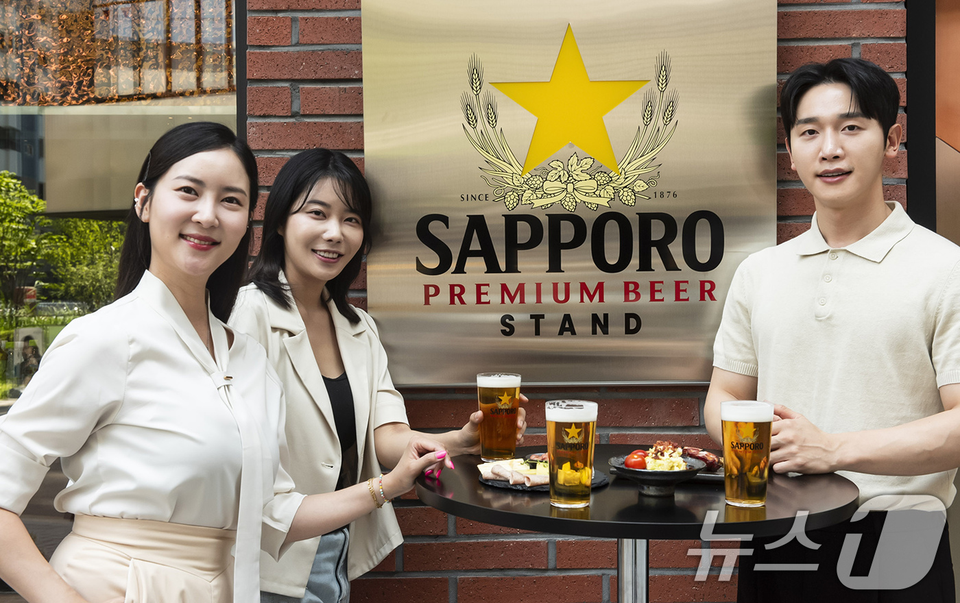 (서울=뉴스1) = 삿포로맥주는 1년 365일 내내 삿포로 프리미엄 맥주만을 즐길 수 있는 '삿포로 프리미엄 비어스탠드' 매장을 오는 12일 서울 성수동에 오픈한다고 10일 밝혔다 …