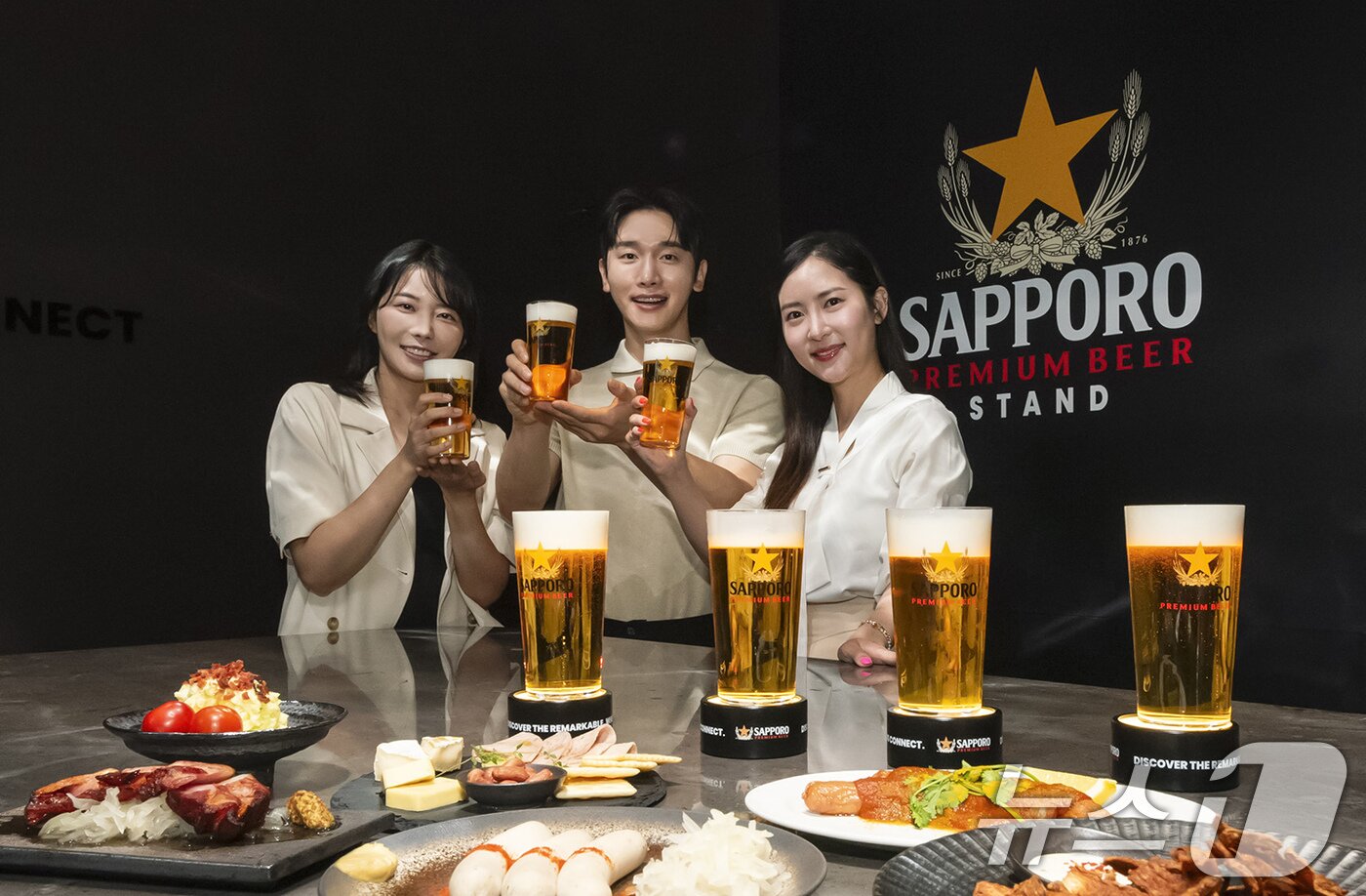 본문 이미지 - 삿포로맥주는 1년 365일 내내 삿포로 프리미엄 맥주만을 즐길 수 있는 &#39;삿포로 프리미엄 비어스탠드&#39; 매장을 오는 12일 서울 성수동에 오픈한다고 10일 밝혔다. 10일 서울 성동구 &#39;삿포로 프리미엄 비어스탠드&#39; 매장에서 모델들이 포즈를 취하고 있다. &#40;삿포로맥주 제공. 재판매 및 DB 금지&#41; 2025.7.10/뉴스1