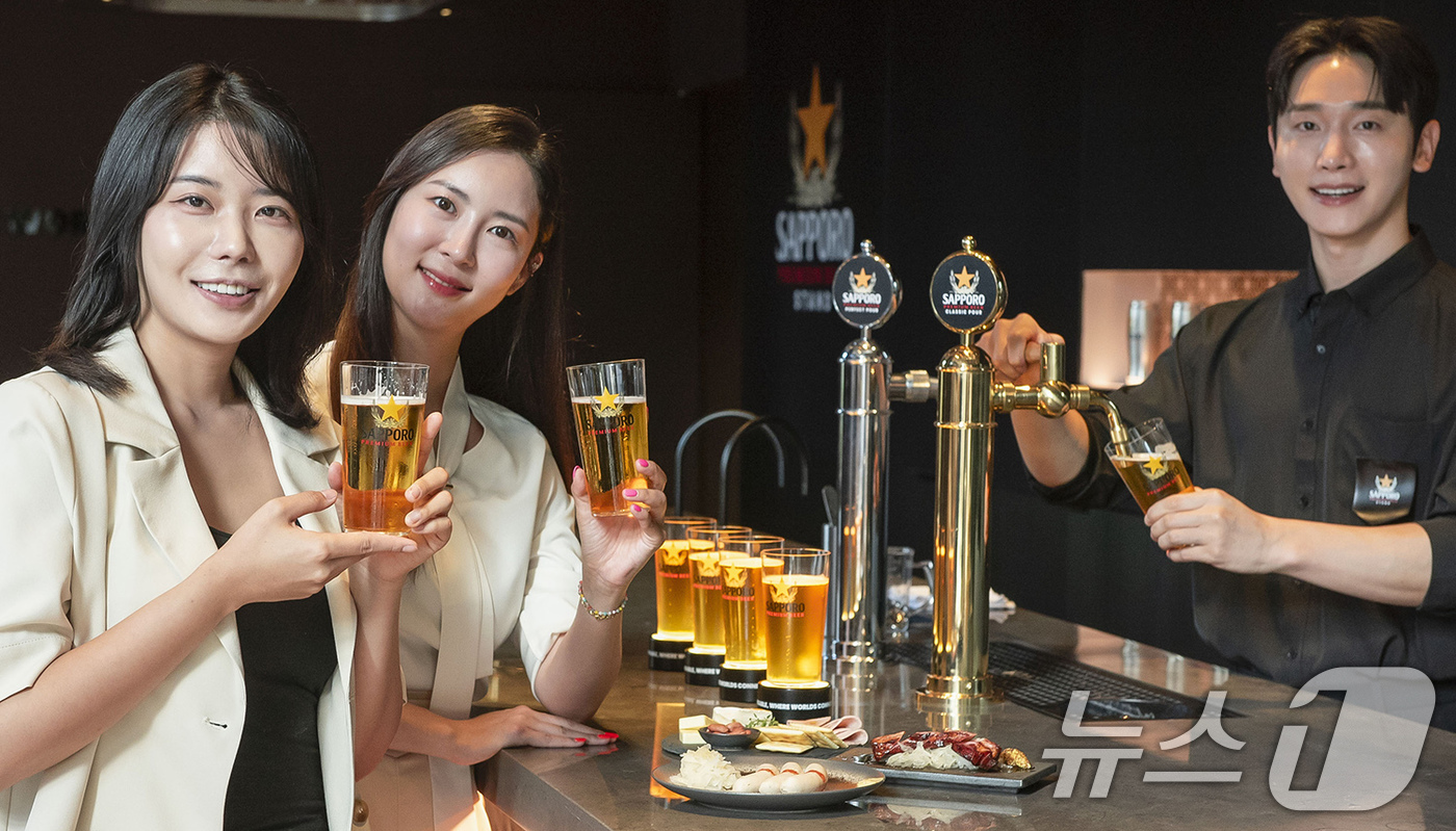 (서울=뉴스1) = 삿포로맥주는 1년 365일 내내 삿포로 프리미엄 맥주만을 즐길 수 있는 '삿포로 프리미엄 비어스탠드' 매장을 오는 12일 서울 성수동에 오픈한다고 10일 밝혔다 …