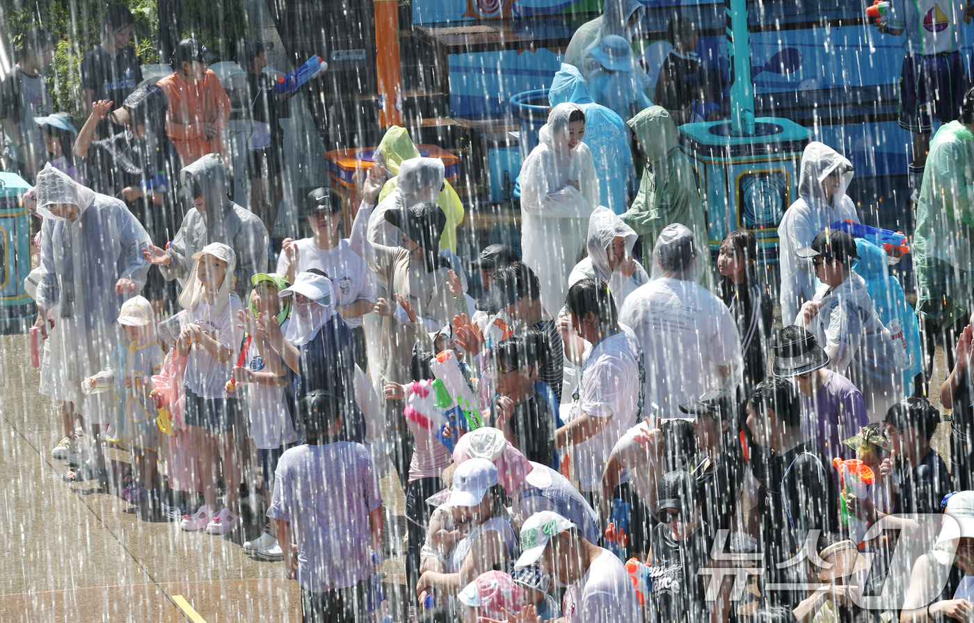 (용인=뉴스1) 김영운 기자 = 전국 곳곳에 폭염 특보가 내려진 10일 오후 경기 용인시 처인구 에버랜드를 찾은 시민들이 '슈팅워터펀 시즌2' 공연을 즐기고 있다. 2025.7.1 …