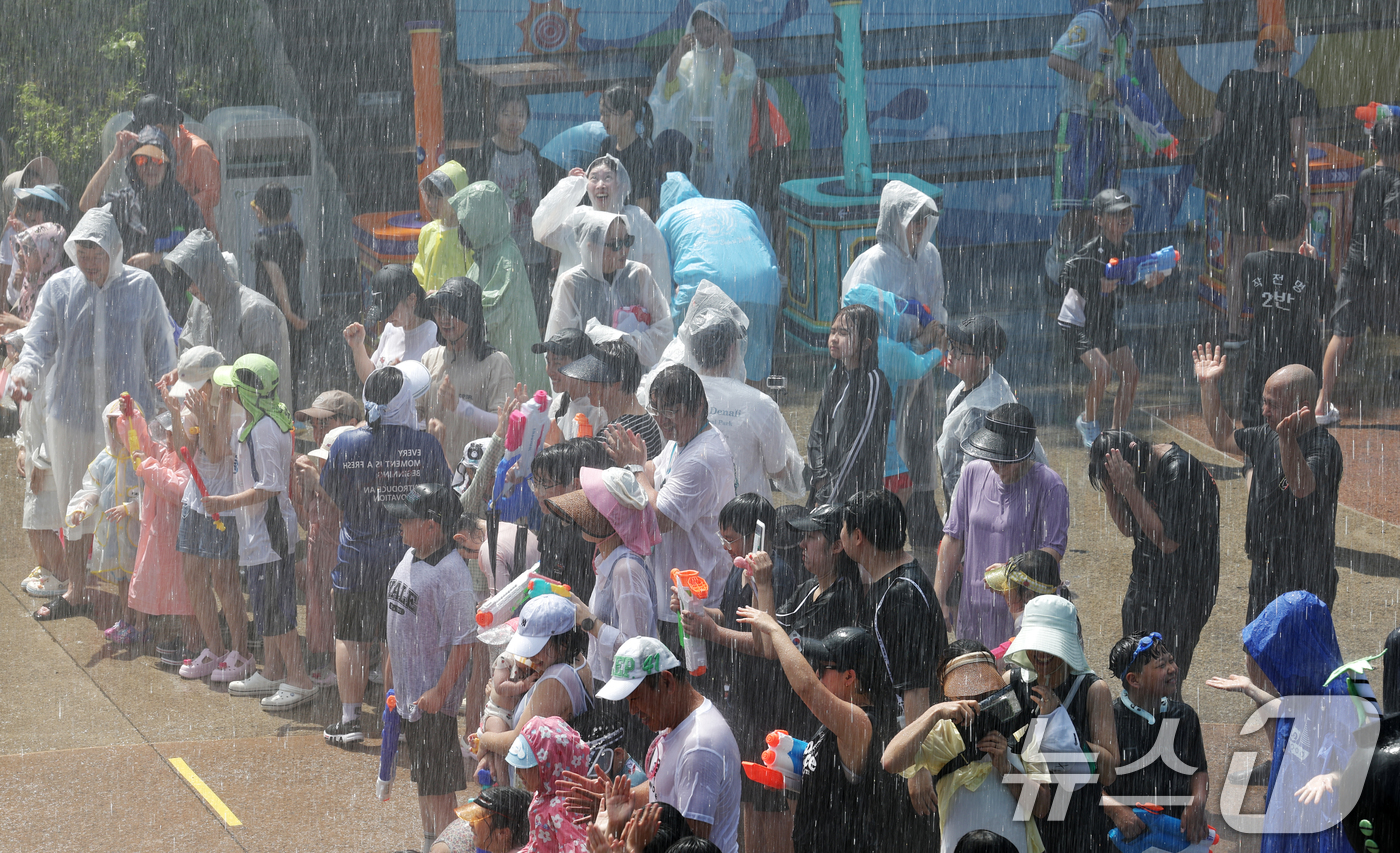 (용인=뉴스1) 김영운 기자 = 전국 곳곳에 폭염 특보가 내려진 10일 오후 경기 용인시 처인구 에버랜드를 찾은 시민들이 '슈팅워터펀 시즌2' 공연을 즐기고 있다. 2025.7.1 …