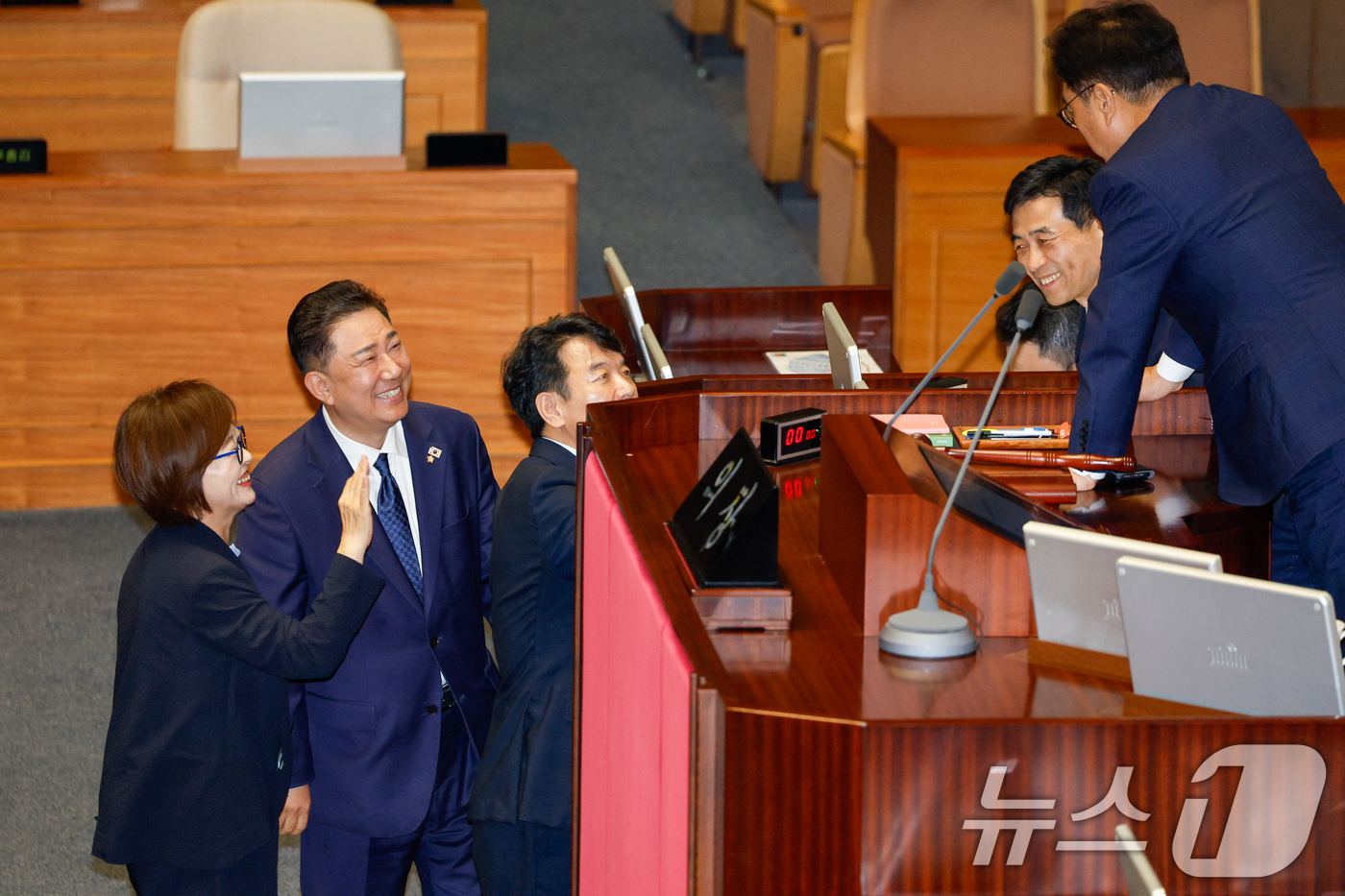 (서울=뉴스1) 안은나 기자 = 더불어민주당 진선미 의원, 김병기 대표 직무대행 겸 원내대표, 문진석 원내수석부대표가 10일 오후 서울 여의도 국회에서 열린 제427회국회(임시회) …