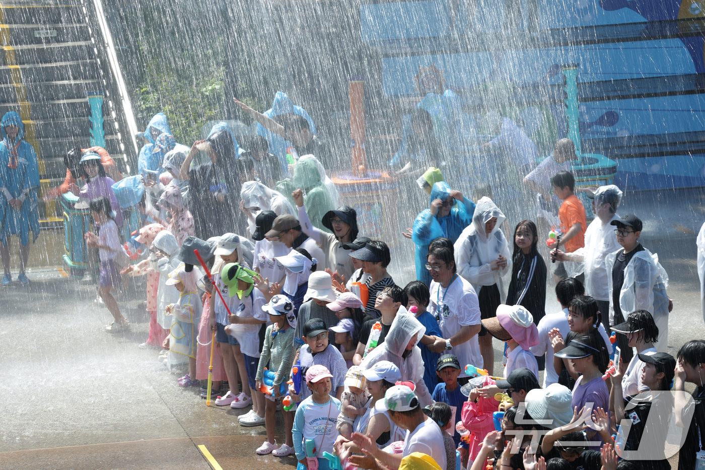 (용인=뉴스1) 김영운 기자 = 전국 곳곳에 폭염 특보가 내려진 10일 오후 경기 용인시 처인구 에버랜드를 찾은 시민들이 '슈팅워터펀 시즌2' 공연을 즐기고 있다. 2025.7.1 …