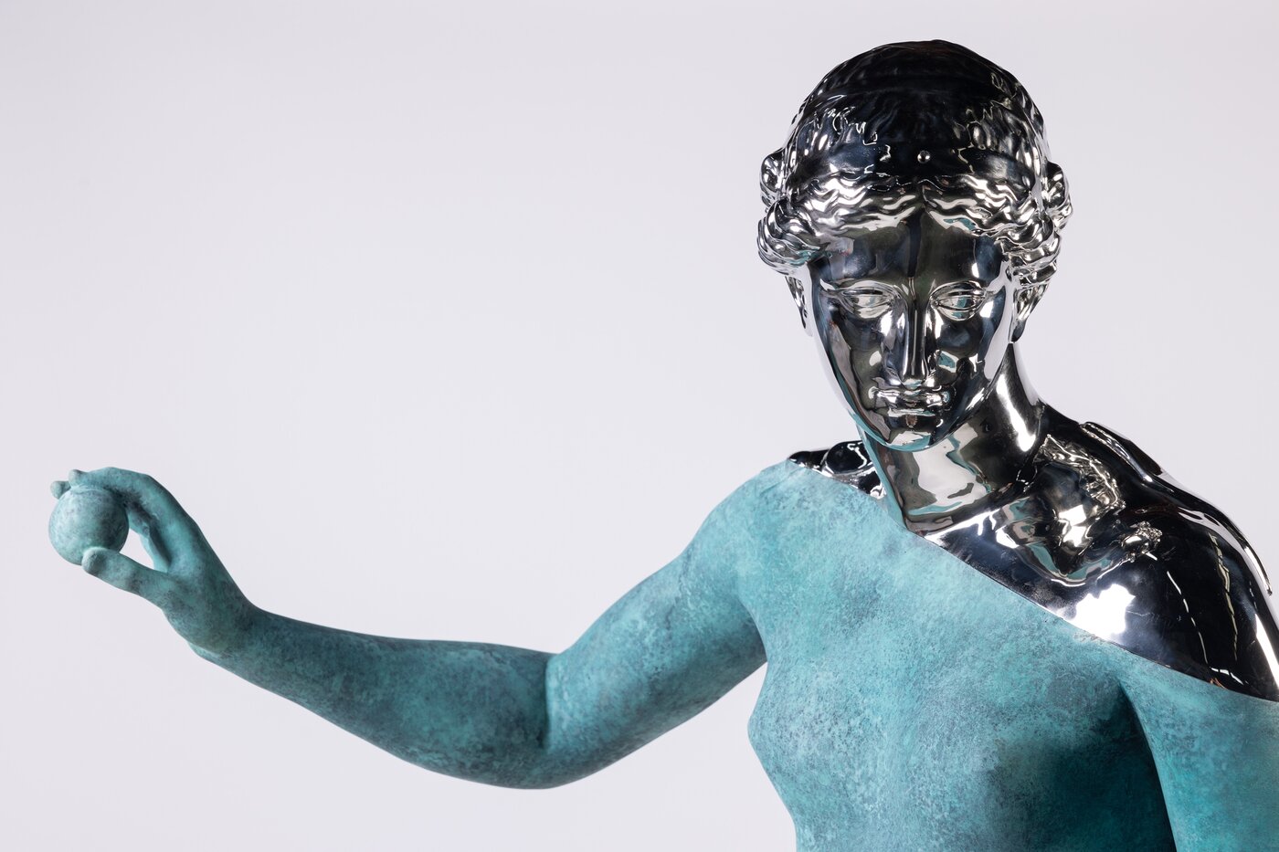 본문 이미지 - 다니엘 아샴, Daniel Arsham, Amalgamized Venus of Arles, 2023, Patinated bronze, polished bronze, stainless steel, 200 &times; 90.9 &times; 72.8 cm. Courtesy of the artist and Perroti (페로탕 서울 제공)