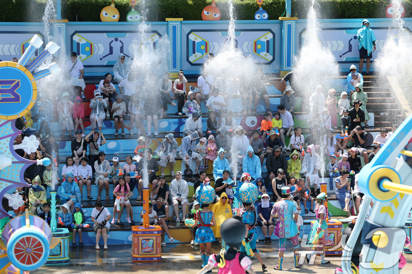 (용인=뉴스1) 김영운 기자 = 전국 곳곳에 폭염 특보가 내려진 10일 오후 경기 용인시 처인구 에버랜드를 찾은 시민들이 '슈팅워터펀 시즌2' 공연을 즐기고 있다. 2025.7.1 …