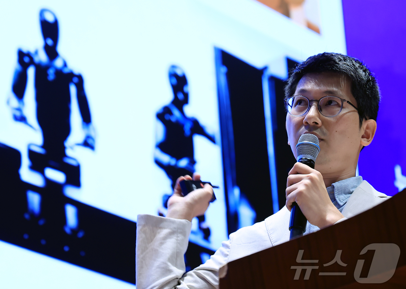 (서울=뉴스1) 박정호 기자 = 신동평 한국과학기술기획평가원 기술예측센터 센터장이 10일 서울 여의도 한국거래소 컨퍼런스홀에서 'AI 휴머노이드, 인간과 기계의 공존 시대'를 주제 …