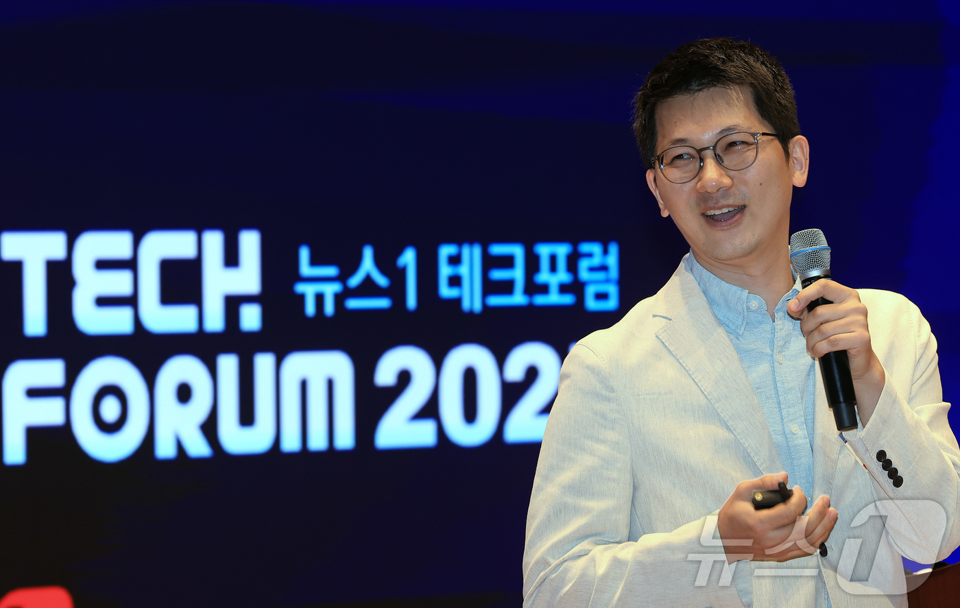 (서울=뉴스1) 박정호 기자 = 신동평 한국과학기술기획평가원 기술예측센터 센터장이 10일 서울 여의도 한국거래소 컨퍼런스홀에서 'AI 휴머노이드, 인간과 기계의 공존 시대'를 주제 …