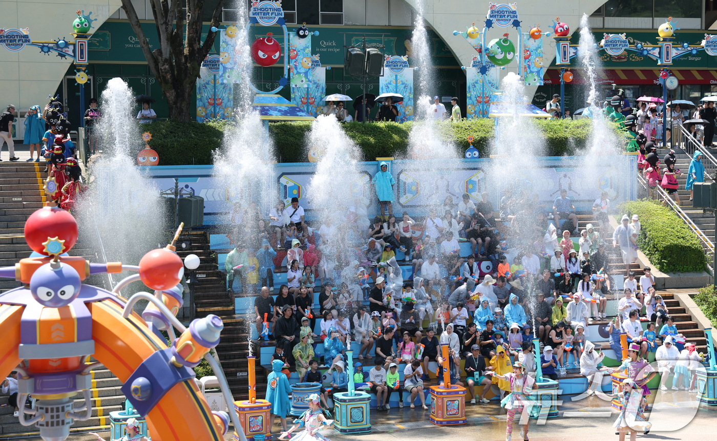(용인=뉴스1) 김영운 기자 = 전국 곳곳에 폭염 특보가 내려진 10일 오후 경기 용인시 처인구 에버랜드를 찾은 시민들이 '슈팅워터펀 시즌2' 공연을 즐기고 있다. 2025.7.1 …