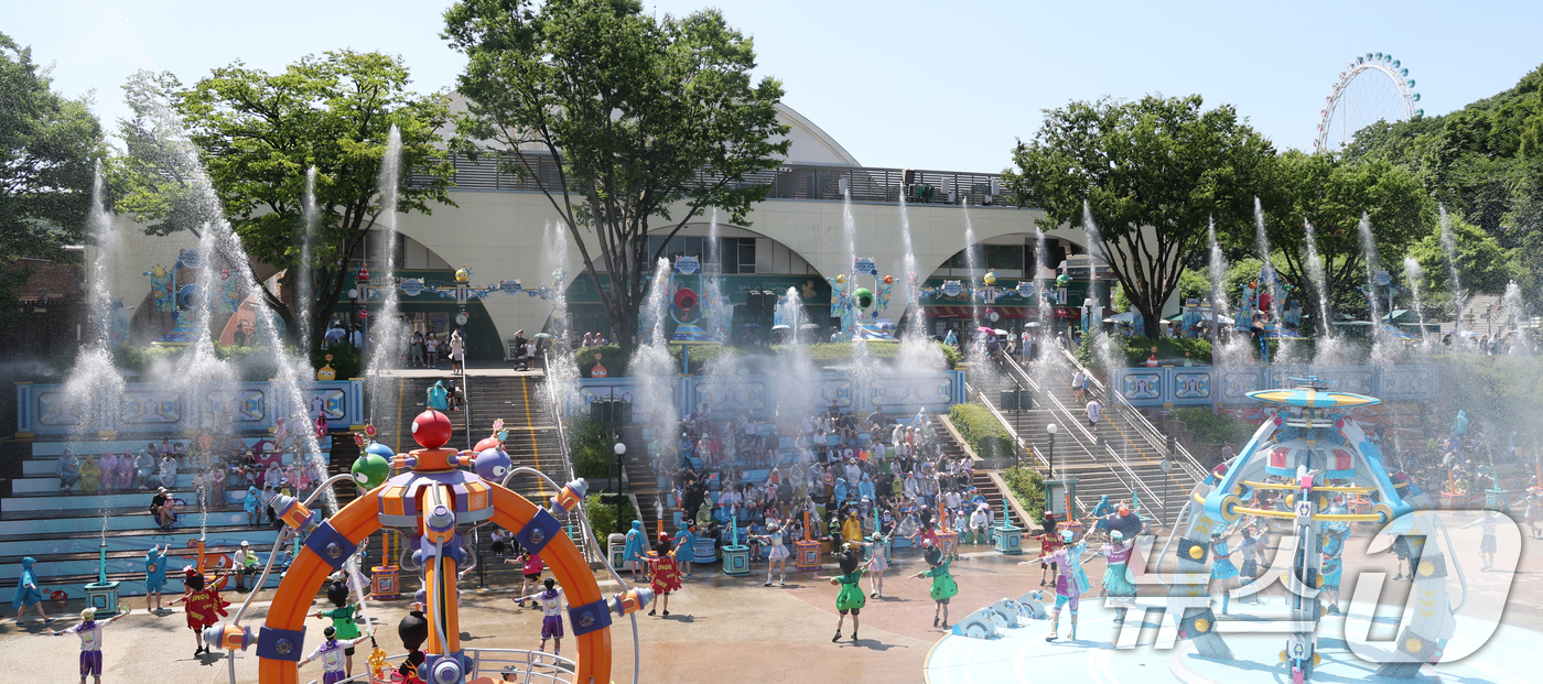 (용인=뉴스1) 김영운 기자 = 전국 곳곳에 폭염 특보가 내려진 10일 오후 경기 용인시 처인구 에버랜드를 찾은 시민들이 '슈팅워터펀 시즌2' 공연을 즐기고 있다. 2025.7.1 …