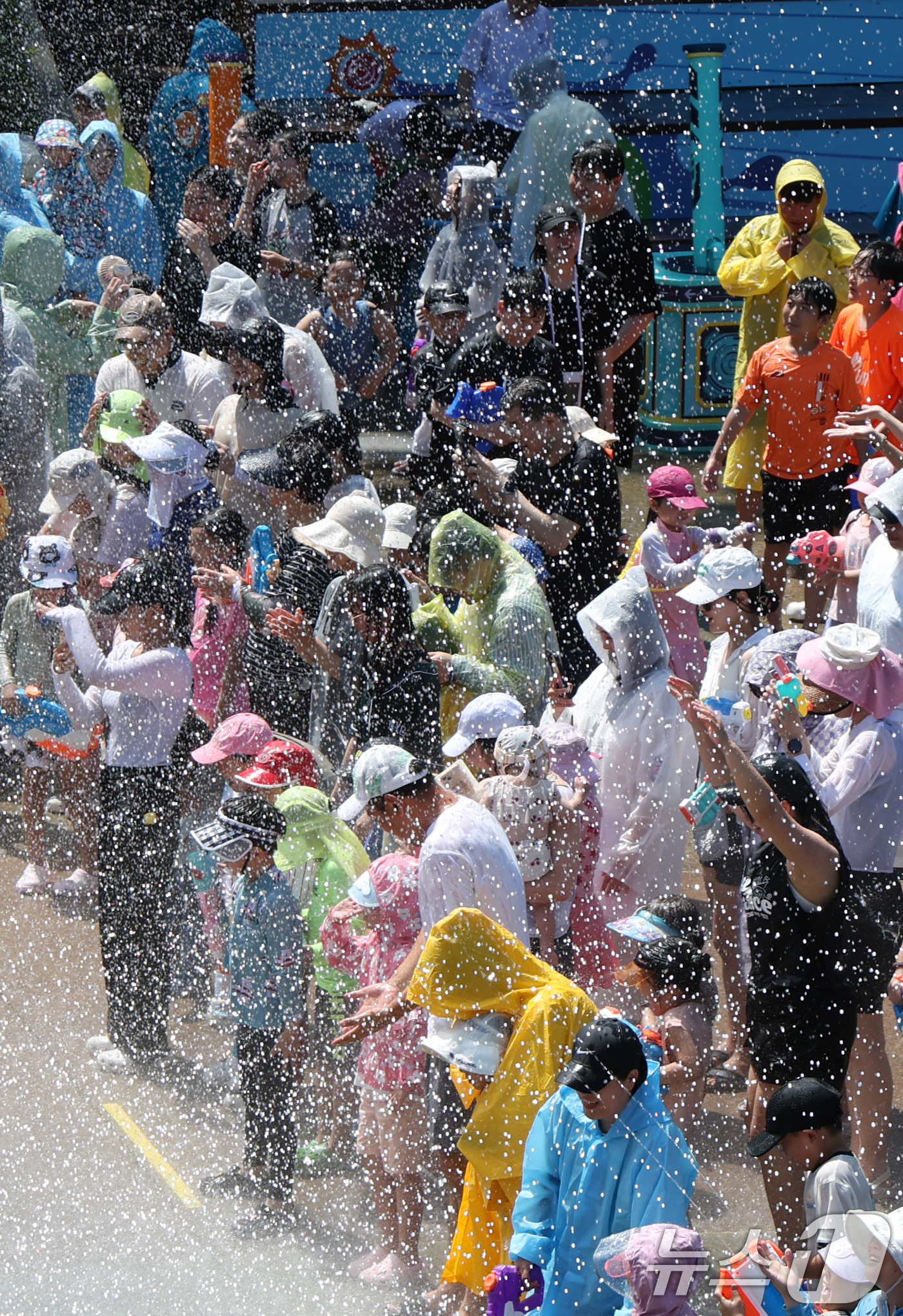 (용인=뉴스1) 김영운 기자 = 전국 곳곳에 폭염 특보가 내려진 10일 오후 경기 용인시 처인구 에버랜드를 찾은 시민들이 '슈팅워터펀 시즌2' 공연을 즐기고 있다. 2025.7.1 …