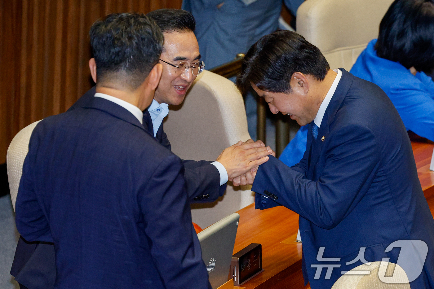 (서울=뉴스1) 안은나 기자 = 더불어민주당 최고위원에 도전하는 황명선 의원이 10일 오후 서울 여의도 국회에서 열린 제427회국회(임시회) 제1차 본회의에서 박홍근 의원과 인사하 …