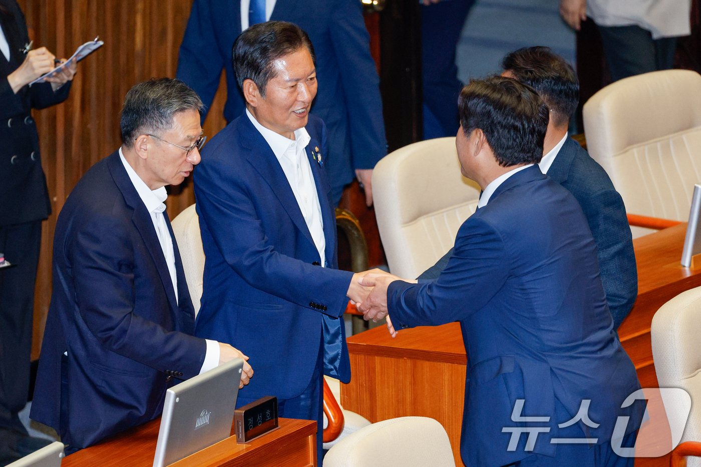 (서울=뉴스1) 안은나 기자 = 더불어민주당 당대표에 도전하는 정청래 의원과 최고위원에 도전하는 황명선 의원이 10일 오후 서울 여의도 국회에서 열린 제427회국회(임시회) 제1차 …