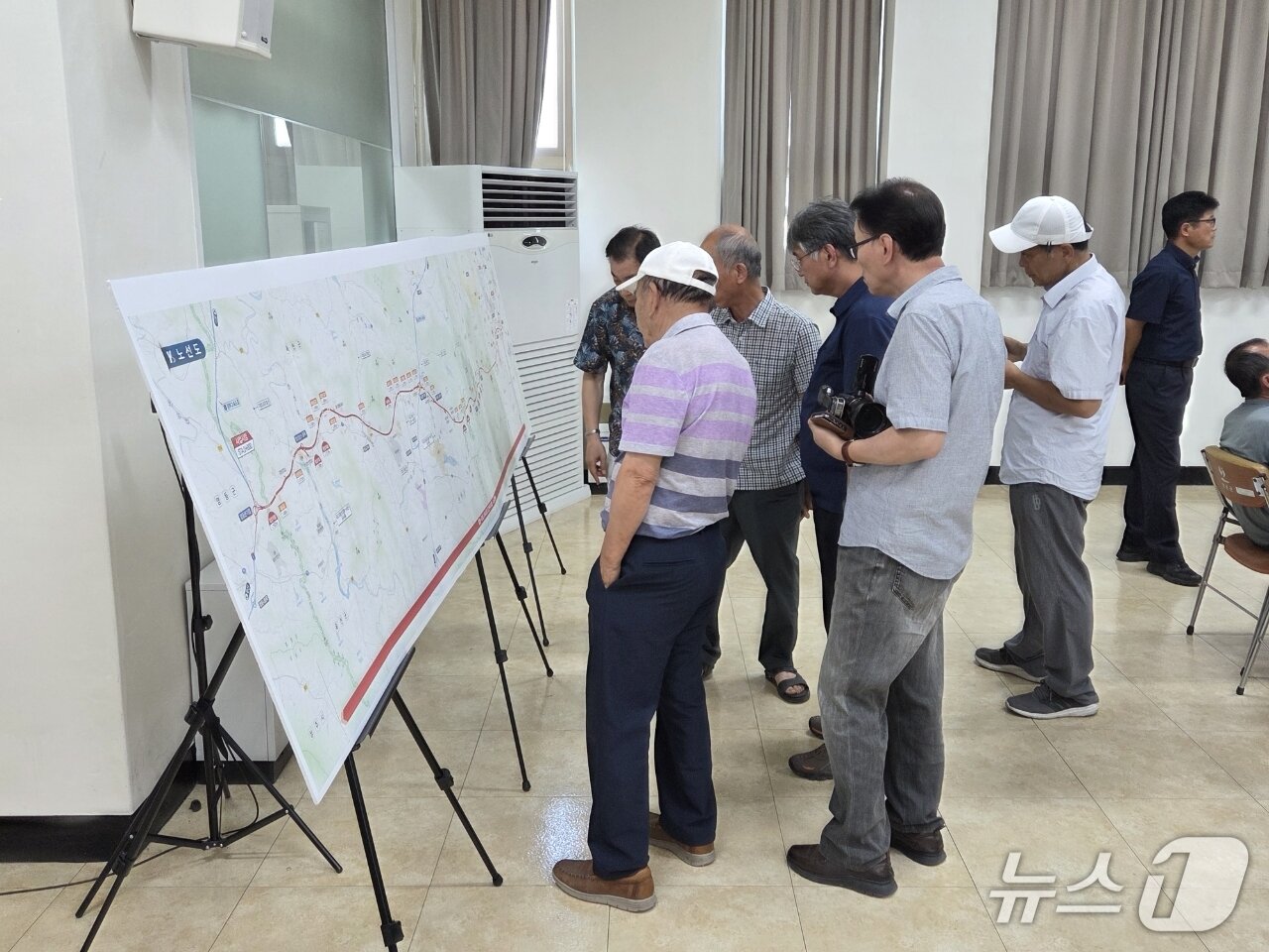 본문 이미지 - 10일 오후  보은군청 대회의실에서 국토교통부가 추진 중인 영동~오창 고속도로 민간투자사업 전략환경영향평가에 대한 공청회가 열렸다. 주민들이 노선 계획안을 살펴보고 있다.  /뉴스1 장인수 기자 