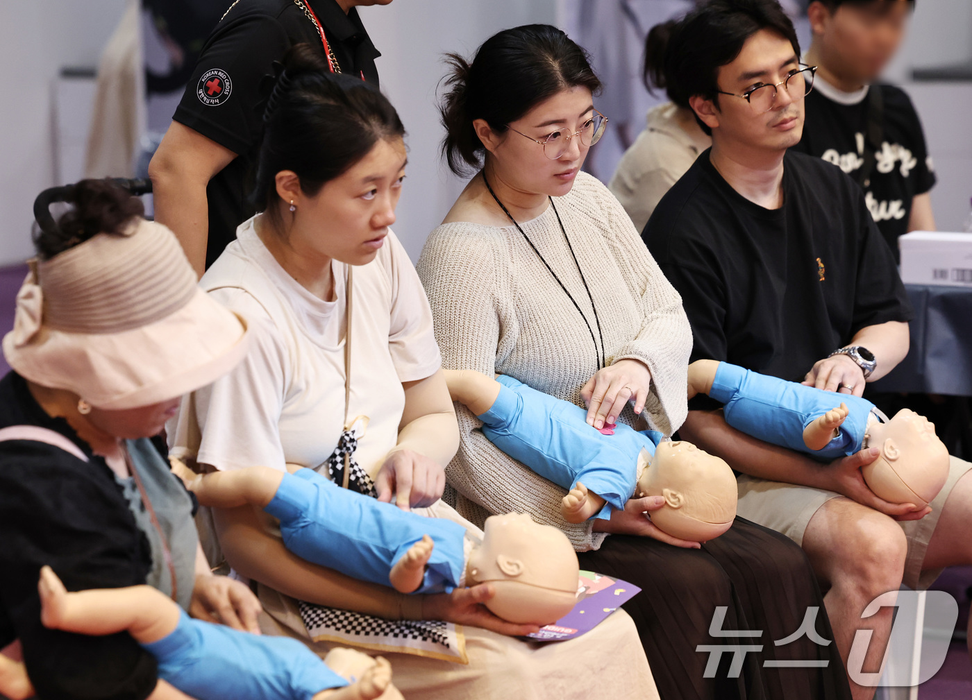 (서울=뉴스1) 구윤성 기자 = 10일 오후 서울 강남구 코엑스에서 열린 '2025 글로벌베이비페어'에서 예비 부모들이 영유아 하임리히법을 배우고 있다. 2025.7.10/뉴스1