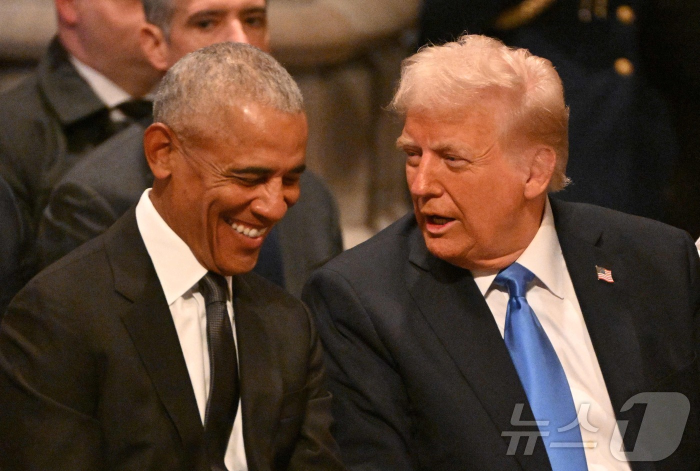 (워싱턴DC AFP=뉴스1) 윤다정 기자 = 1월 9일(현지시간) 미국 워싱턴DC 워싱턴국립대성당에서 열린 고(故) 지미 카터 전 미국 대통령의 국장에서 버락 오바마 전 대통령과 …